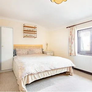 Spacious 2 Mins From Station Guest house